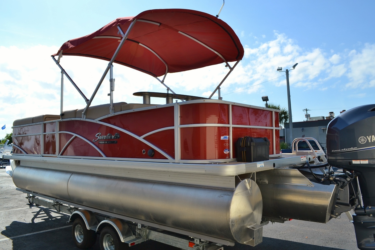 New 2014 Sweetwater Premium 220 Wet Bar 3 Gate boat for sale in Vero