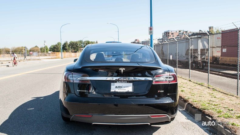 12090b290b370 low res 2014 tesla model s