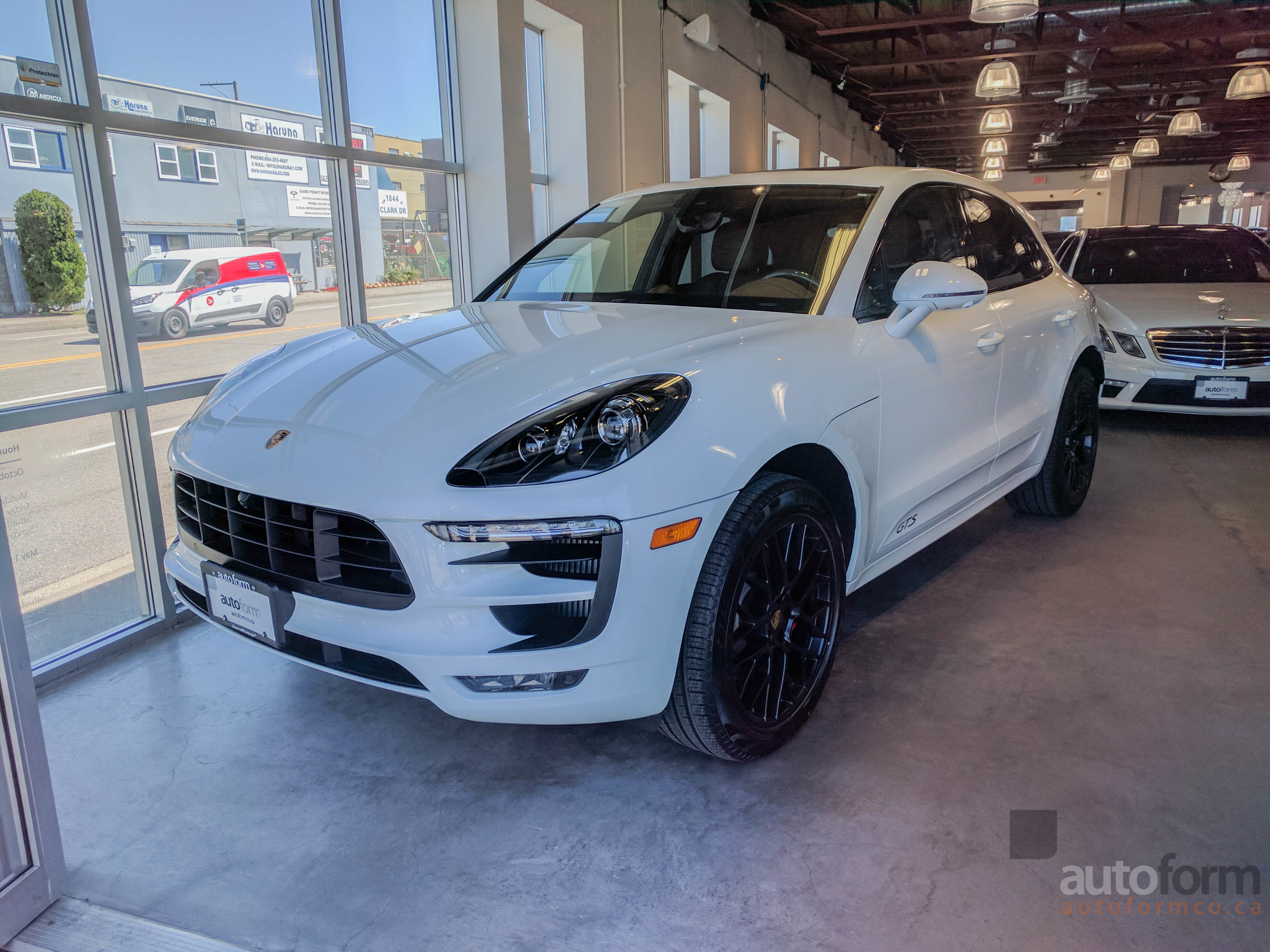 8643 ea4db95b6868porsche macan1