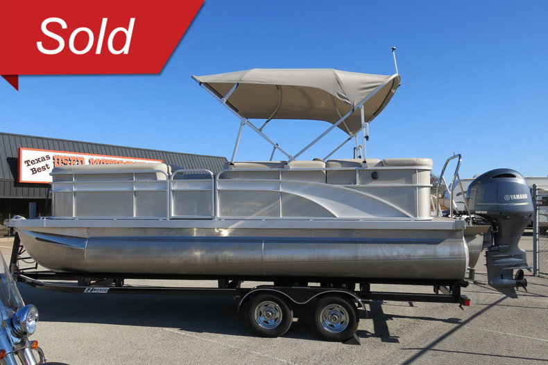 Bennington Triple pontoon Vehicle