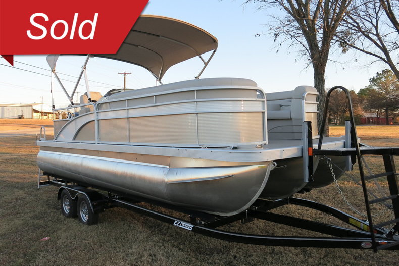 Bennington Triple pontoon Vehicle