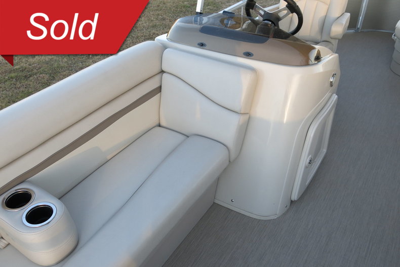Bennington Triple pontoon Vehicle