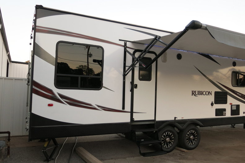 Keystone Dutchman Rubicon Vehicle