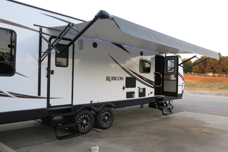 Keystone Dutchman Rubicon Vehicle