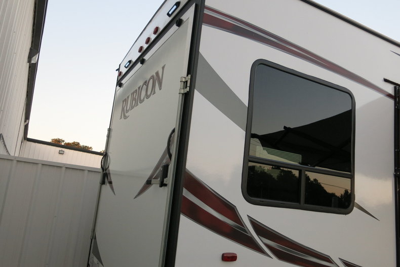 Keystone Dutchman Rubicon Vehicle