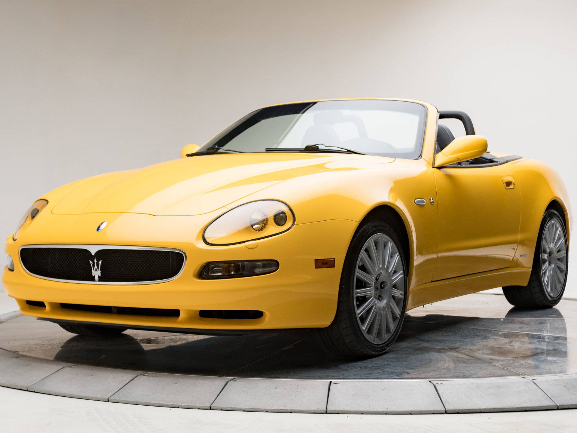 https://dealeraccelerate-all.s3.amazonaws.com/ce/images/5/7/3/573/401851f9329e4_hd_2003-maserati-spyder.jpg
