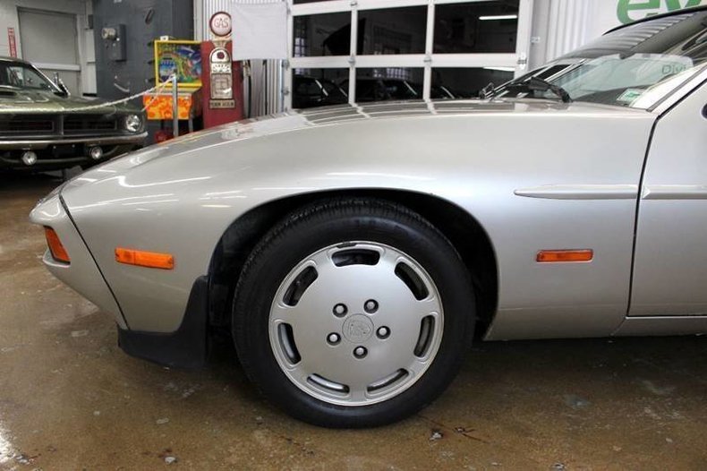 196881c5f91b0 low res 1981 porsche 928