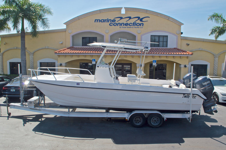 Used 2005 Twin Vee 26 CC Center Console boat for sale in West Palm Beach, FL
