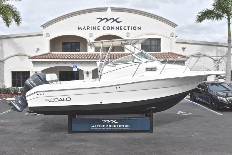 Used 2005 Robalo R235 Walk Around boat for sale in Vero Beach, FL