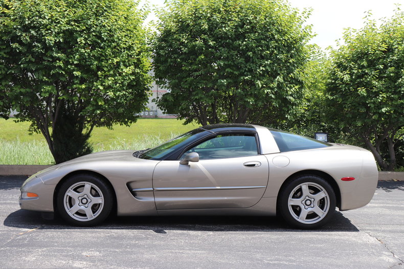 5659142e02ac5 low res 1998 chevrolet corvette