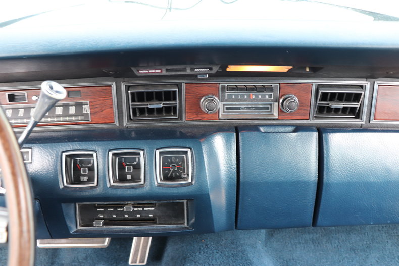 5678590e7f0f2 low res 1972 lincoln continental