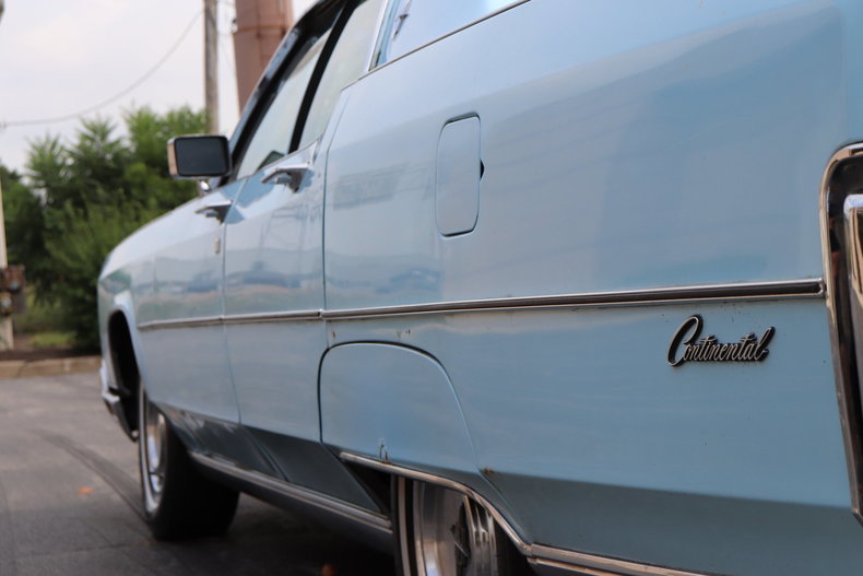 56808f9c563e7 low res 1972 lincoln continental