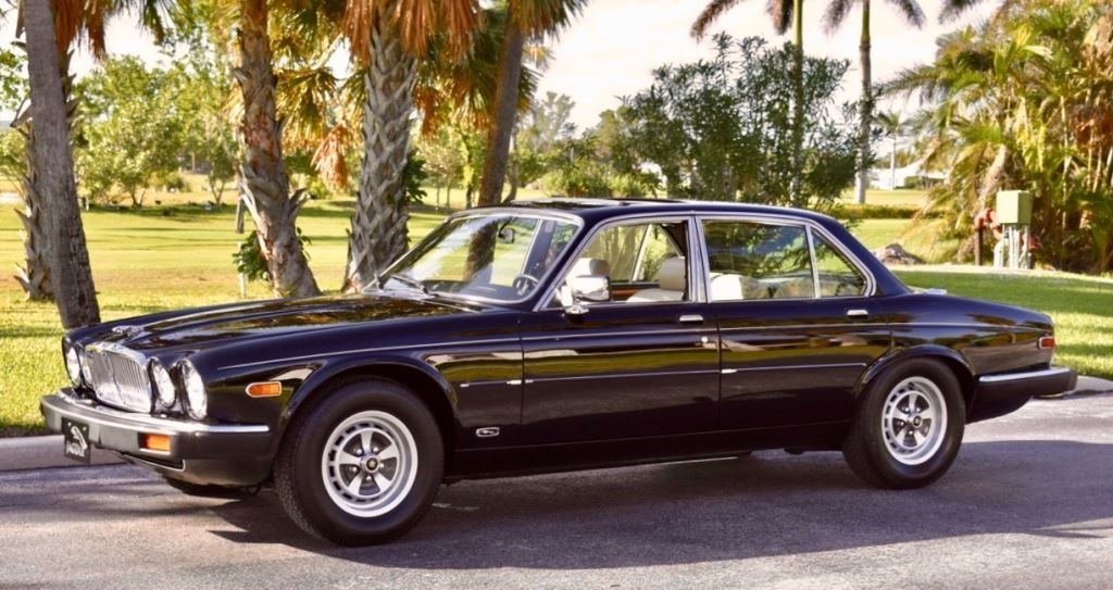 Jaguar vanden plas