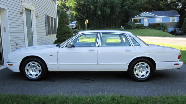 4583 c3cf526921402003 jaguar xj8 white anthony ingemi 001