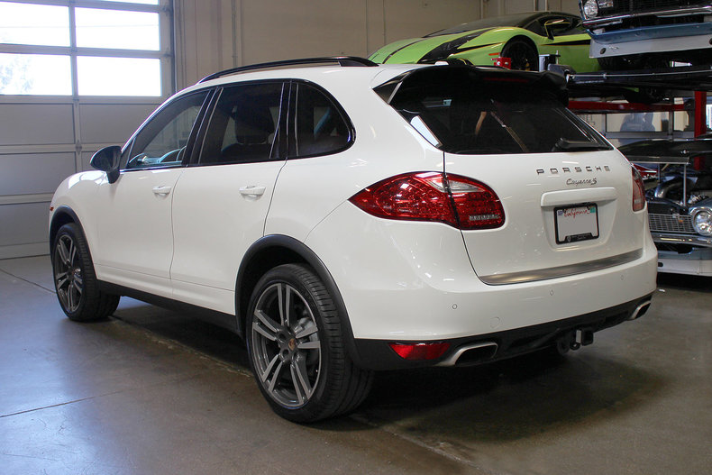 30863a9ec3e57 low res 2013 porsche cayenne v8 s