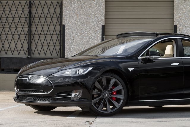 2697146cbc7b8 low res 2014 tesla model s performance