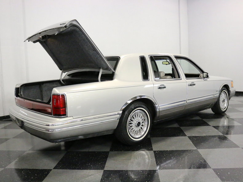 1992 Lincoln Town Car | Streetside Classics - The Nation's Trusted