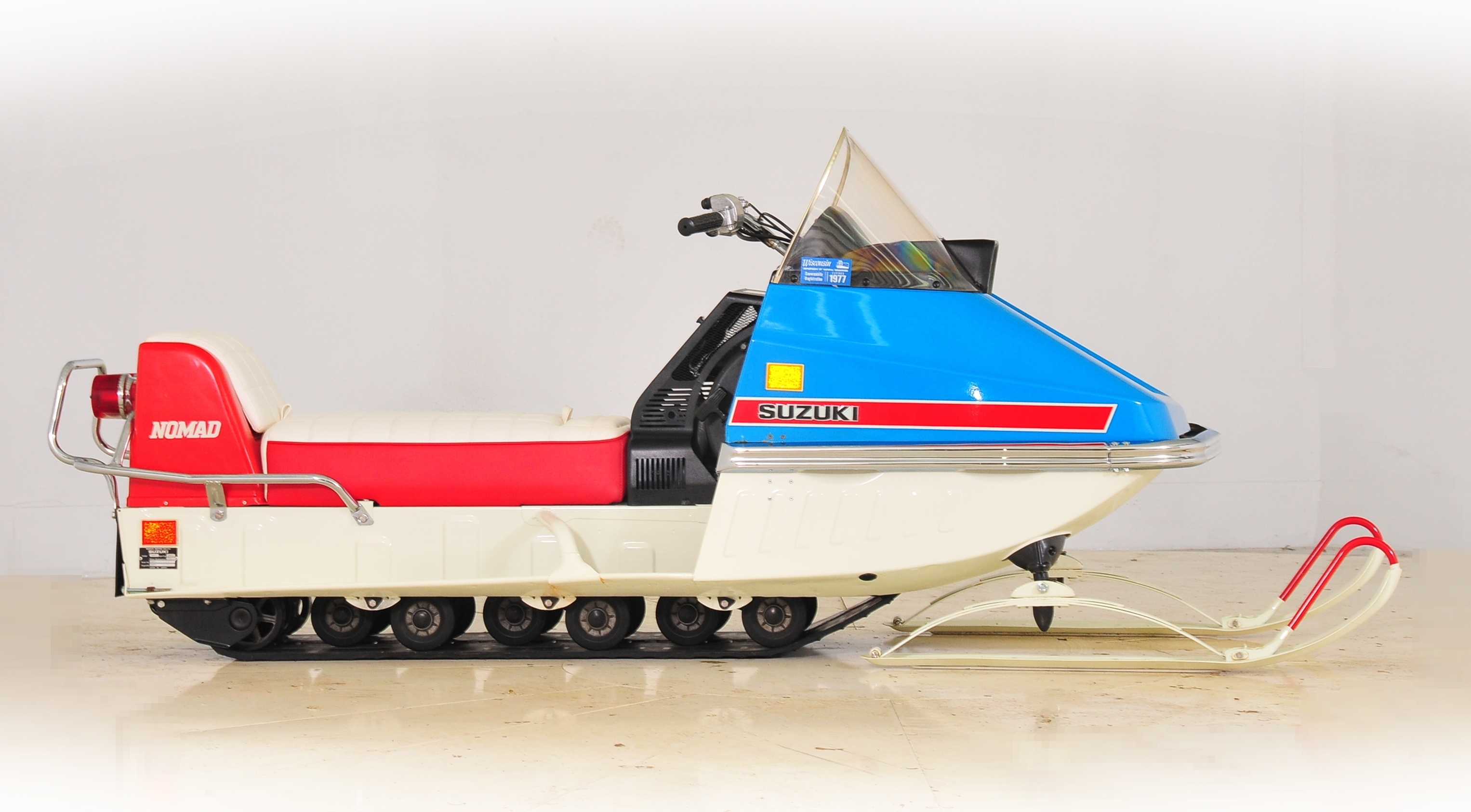 204733 snowmobile2 070x